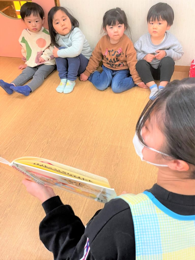 絵本の読み聞かせ